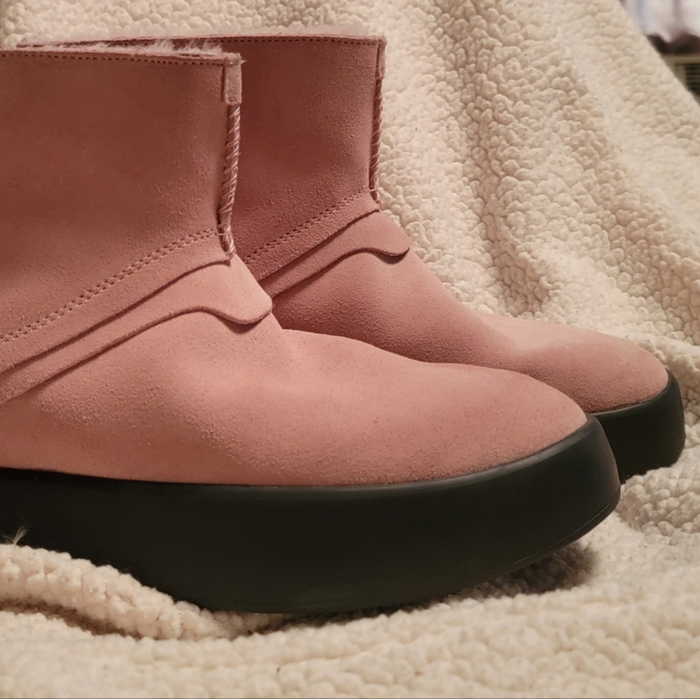 UGGS Pink Pull Un Boots